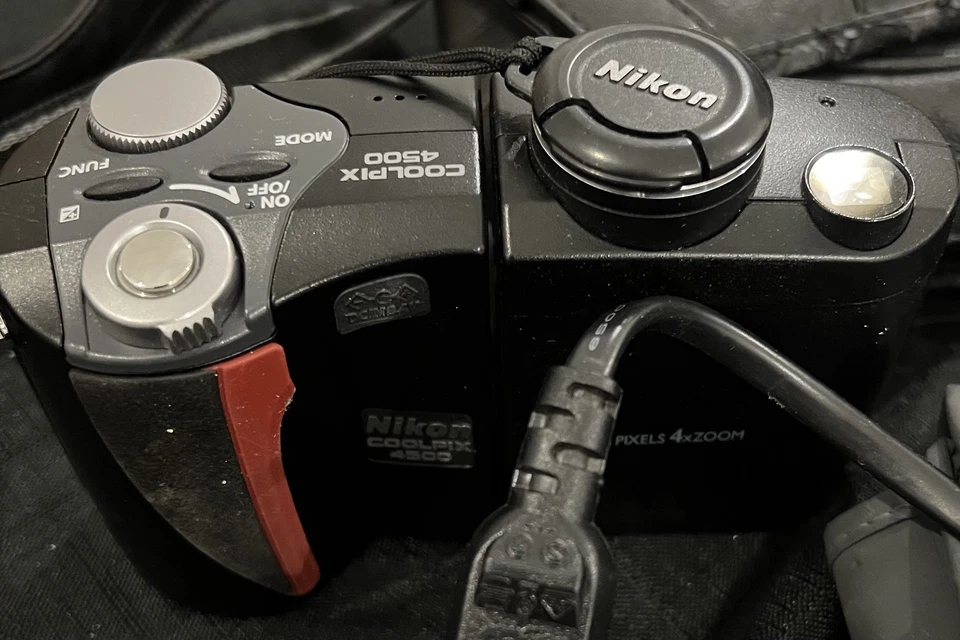 Nikon COOLPIX 4500 4.0MP Digital Camera plus charger, lead and batteries x2 - Image 3 of 4