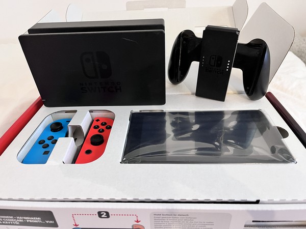 Nintendo Switch 32GB Consola Portátil con Joy-Con Azul Neón y Rojo Neón - Negra