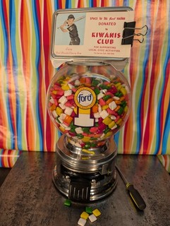 1 CENT CHICLE GUM MACHINE Vintage Ford Gum w/ Plastic Globe Topper & Decal