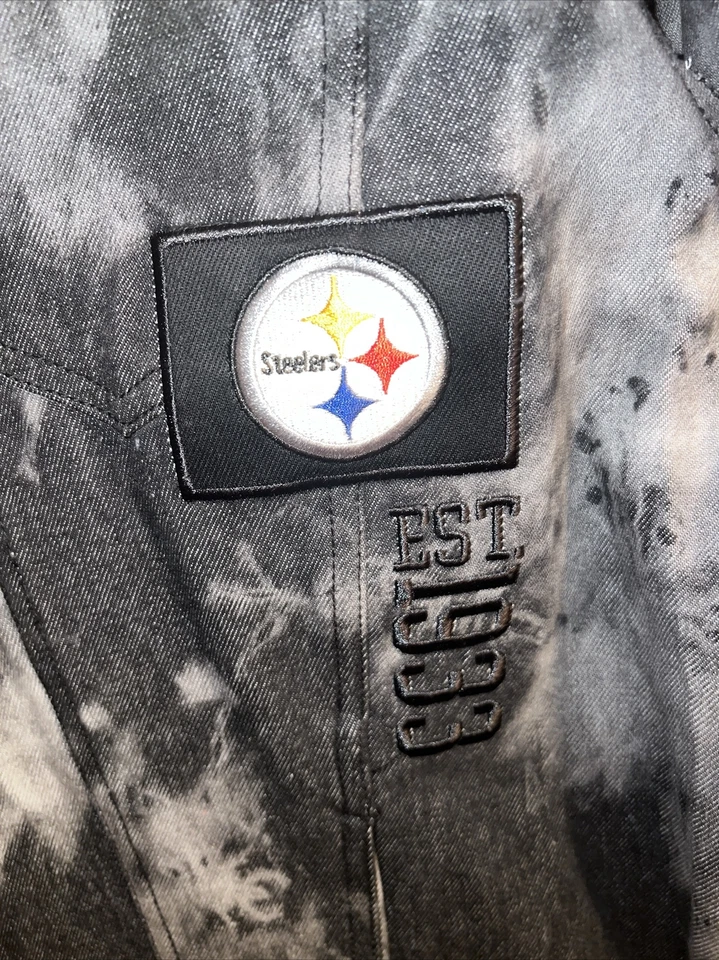 NUEVO CON ETIQUETAS Chaqueta de mezclilla para mujer grande Steelers Tie Dye cortina de acero negra y dorada $130 Foto 2 de 4