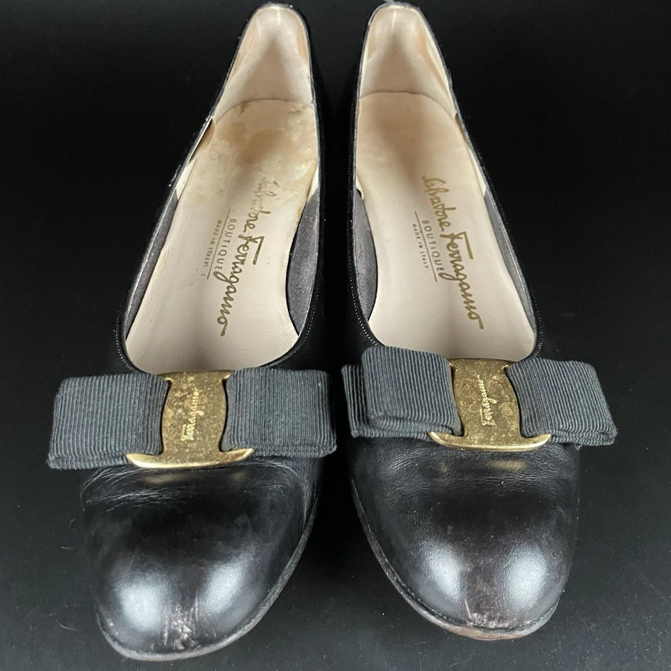 Zapatos de salón Salvatore Ferragamo para mujer 8,5 de cuero negro sin cordones de tacón bajo con moño usados en excelente estado Foto 2 de 4
