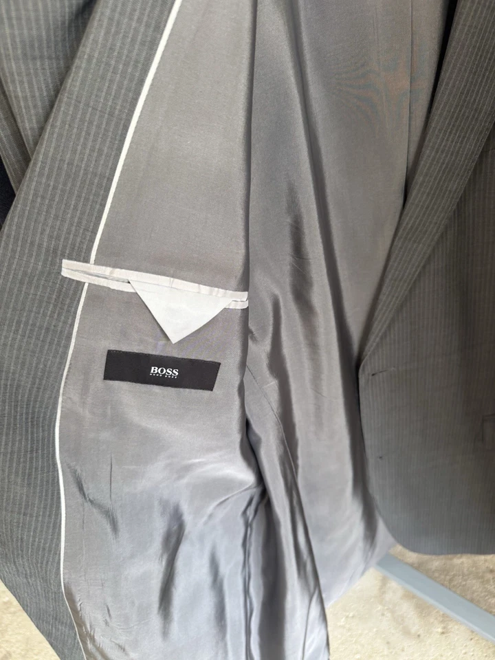 Juego de cuatro trajes/blazers HUGO BOSS en varias tallas/tonos de azul y gris. Foto 3 de 4