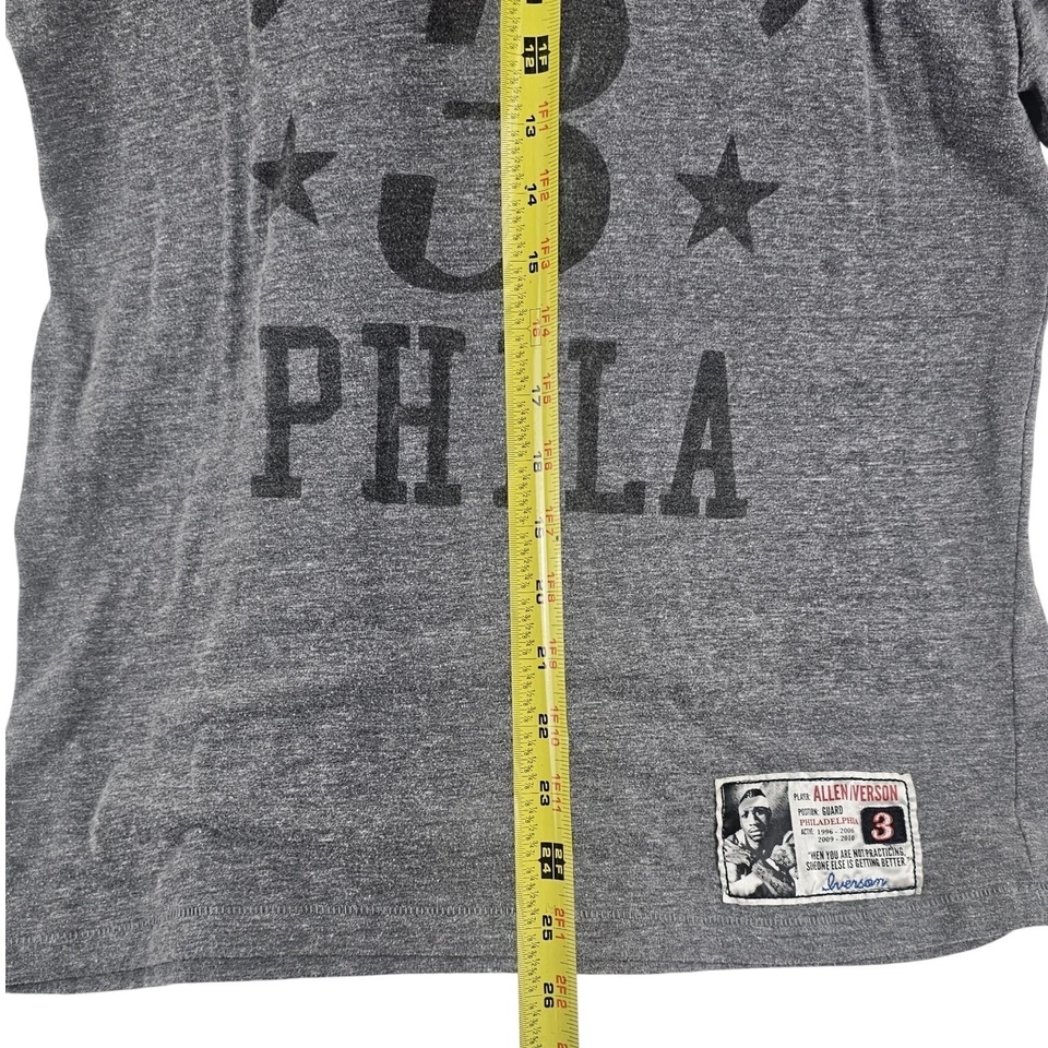 Camiseta Roots of Fight Allen Iverson #3 Philadelphia 76ers NBA Grande Gris Foto 4 de 4