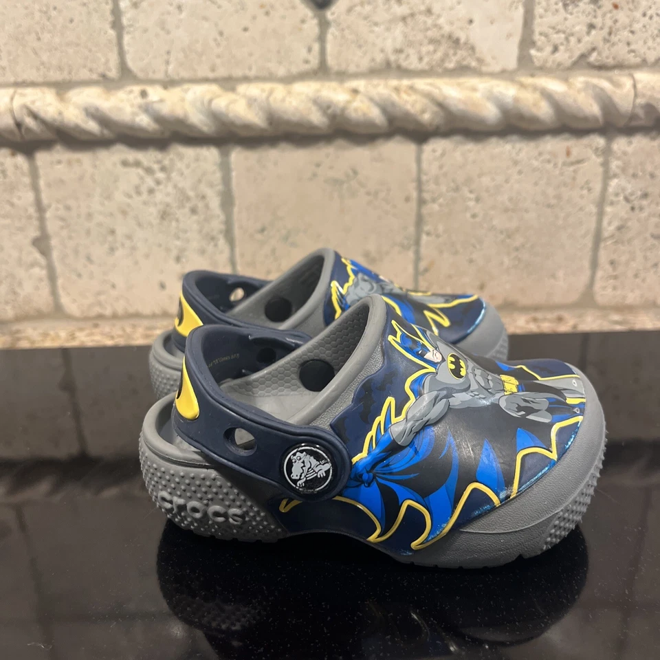 Zapatos Crocs Niño Niño Pequeño Talla 6-7 Batman DC Comics Gris Agua Zapatos Sandalias Foto 3 de 4