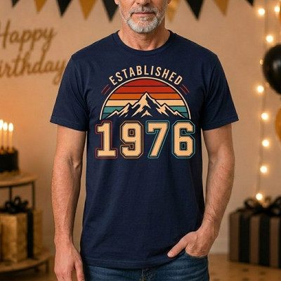 Personalisiertes Established 1976 Retro Mountain Herren T-Shirt