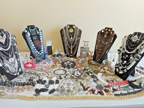 Huge 236 Pc Lot Vtg/Now CostumeJewelry ALL WEARABLE ManySigned/Rhinestones 9+Lb