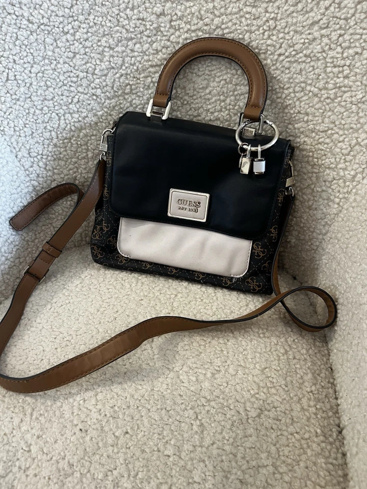 GUESS sac bandoulière noir/blanc/marron logo, cuir/toile, fermeture zip, doublé - Photo 1/4