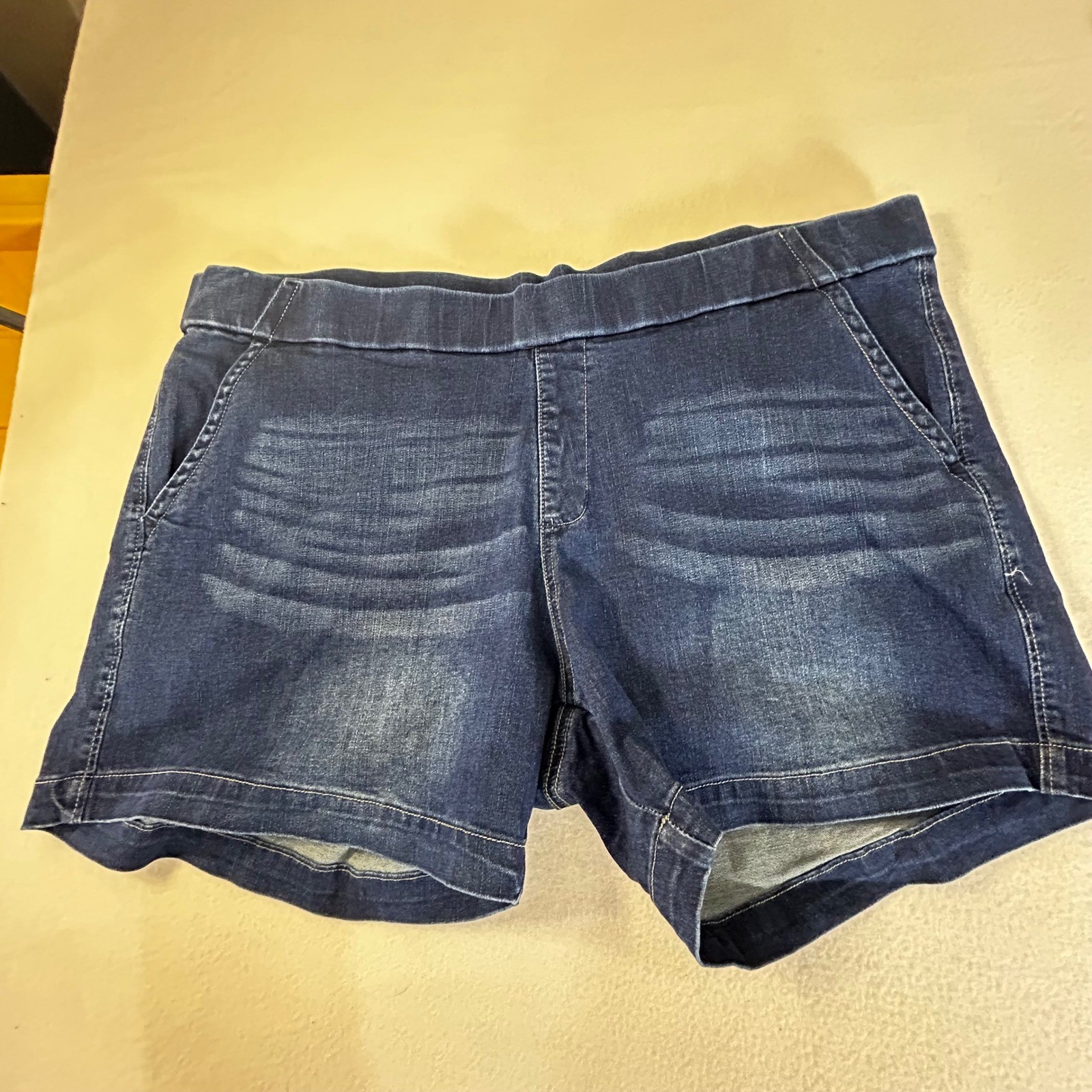 HUE Women's Denim Elastic Waist Pull On Shorts Size 24 Dark Wash