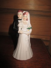 UNBRANDED Vintage GROOM BEHIND BRIDE Porcelain WEDDING CAKE TOPPER - 1970's