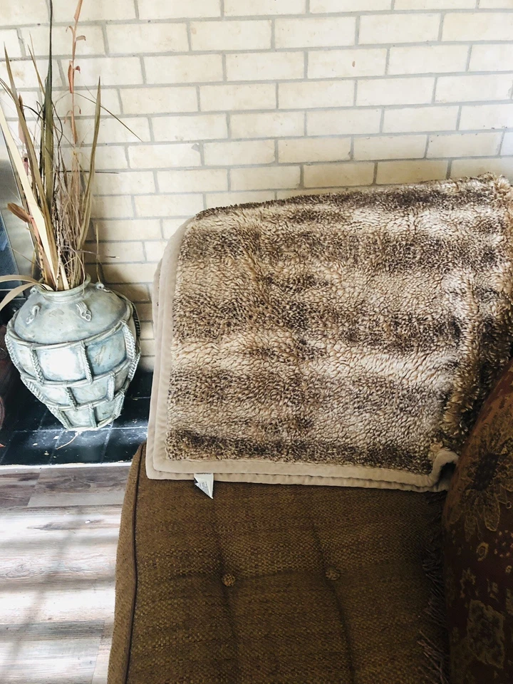 Manta Pottery Barn marrón de peluche de piel sintética 50x60" Foto 2 de 4