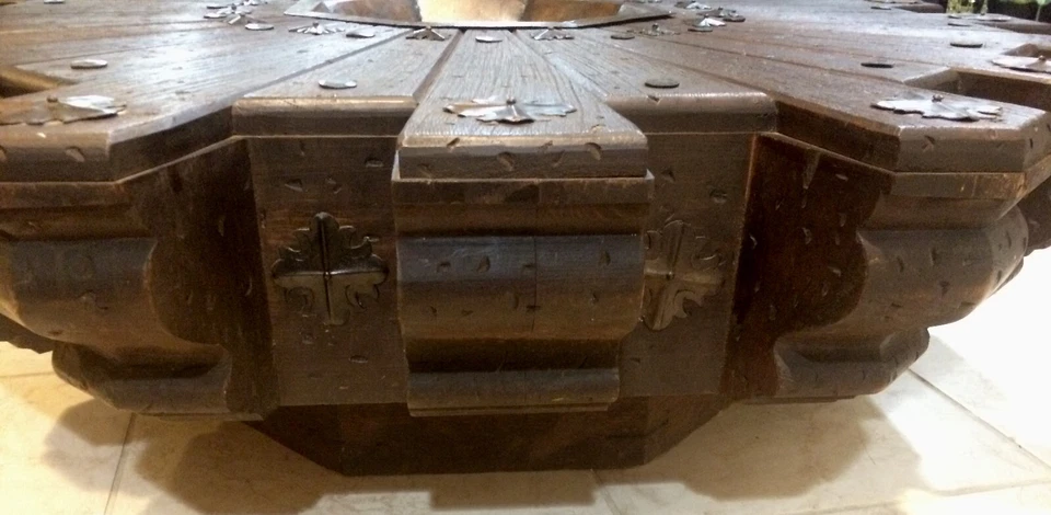 Mesa de Tablones de Madera de Caoba Octágono Renacimiento Español con Rosetas Brutalistas de Metal  Foto 3 de 4