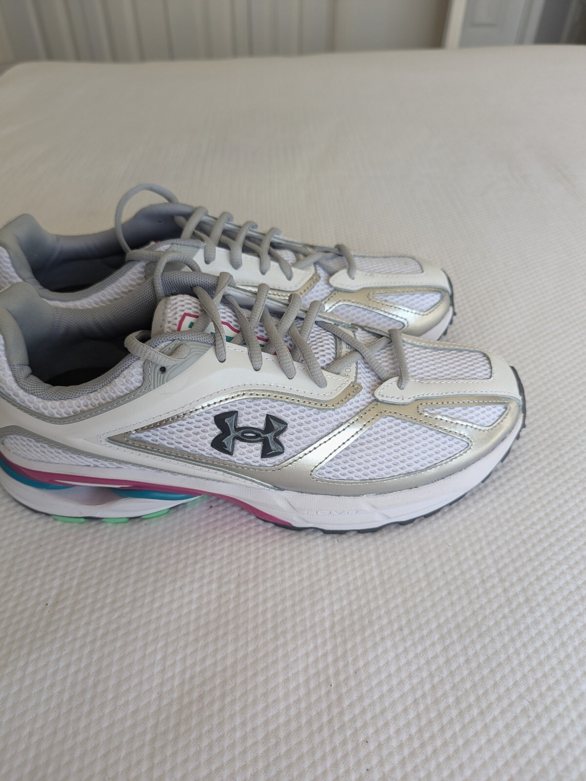 Under Armour Athletic Sneaker Men's 10.5 White Silver Low Sporty Running Shoe