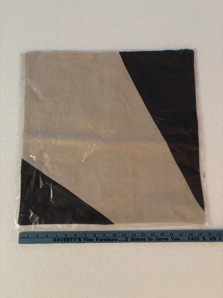"Funda de almohada West Elm beige y negro nueva en caja $84 - 20"" X 20""" Foto 4 de 4