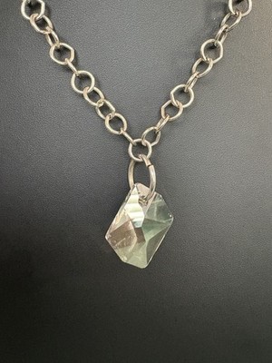 Emily Ray silberfarbene Gliederkette mit irisierendem facettiertem Kristall Anhänger