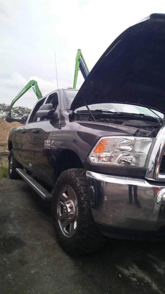 RAM 2500 2018 camioneta puerta izquierda 710516 buen estado 4 puertas PU 141 k millas Foto 3 de 4