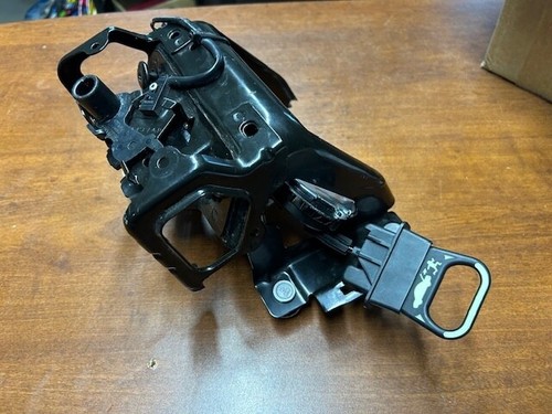 2020-2025 Chevrolet Corvette OEM GM Rear Latch Assembly 86782301 - Picture 4 of 7