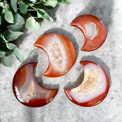 Karneol Drusen Halbmond Mondsichel Kristall - Feurige Energie & Leidenschaft | Crystal Shop UK