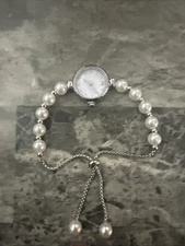 Pearl Montre avec une sangle réglable