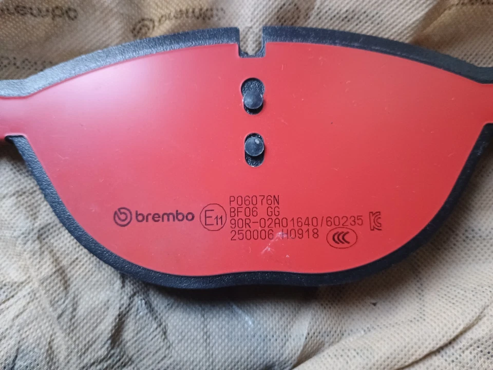 Pastillas de freno de disco delanteras de cerámica Brembo P06076N para BMW 650i Gran Coupé 2013-2019 Foto 3 de 4