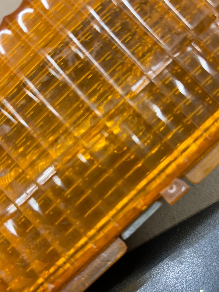 1981 1982 1983 1984 1985 FORD ESCORT AMBER TURN SIGNAL LIGHT LAMP LENS ASSEMBLY - Image 3 of 4