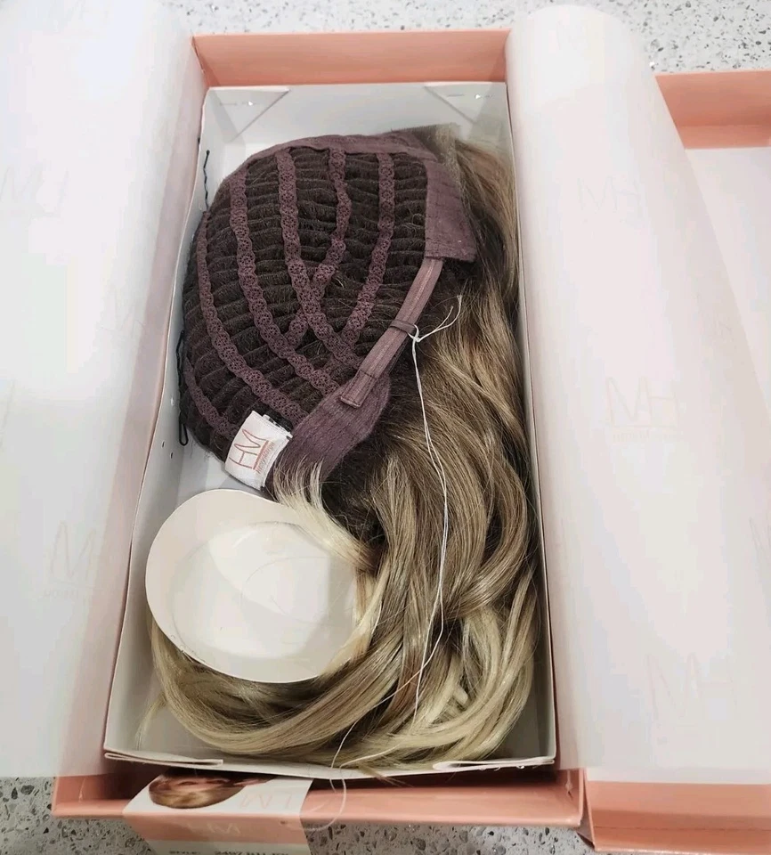 Riley por Henry Margu Encaje Frontal Ondulado 88GR Enraizado Rubio Claro con Rubio Oscuro HLs Foto 3 de 4