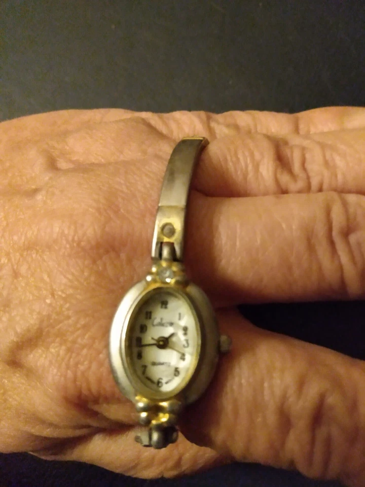 Reloj Brazalete Mujer Collezio Cuarzo Repujado Acero Inoxidable Tono Plateado y Dorado Foto 2 de 4