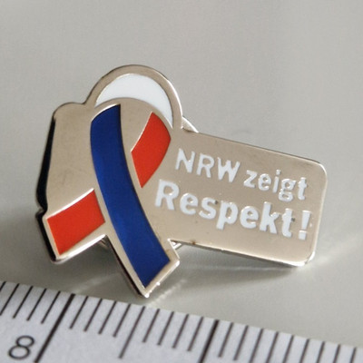 Pin  NRW zeigt Respekt!  Schleife emailliert, Metall, silber/rot/blau/weiß