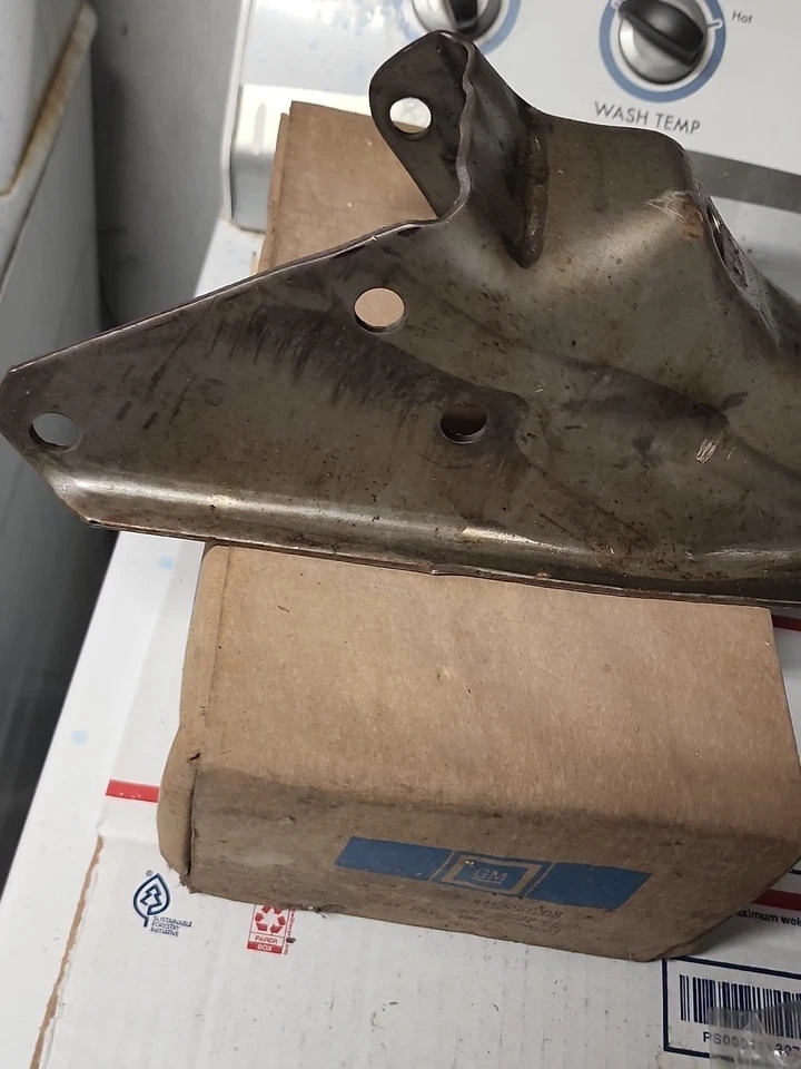 CHEVROLET S10 S15 SONOMA 1982-1994 SOPORTE DE MONTAJE PARACHOQUES DELANTERO R.H OEM GM Foto 4 de 4