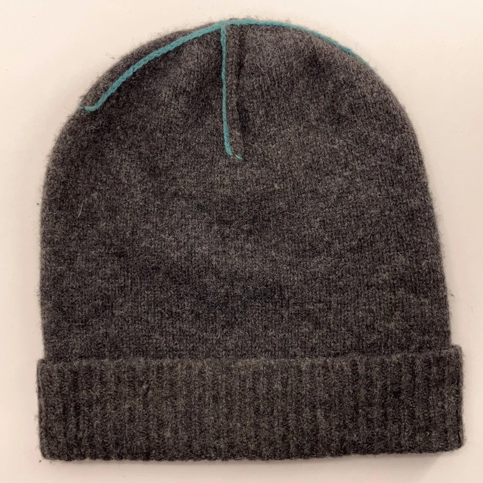 Sombrero de invierno de lana de cordero gris J Crew con detalle verde azulado puntada superior Foto 2 de 4