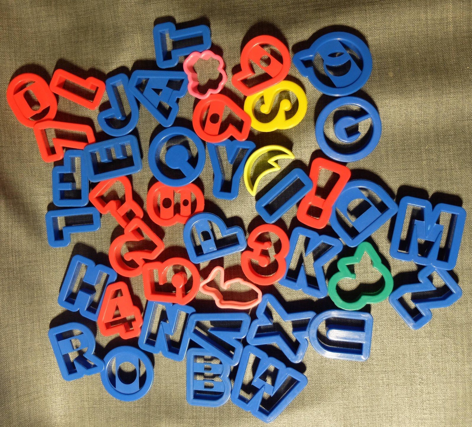 Ausstechformen 42-teilig Ausstechförmchen Plätzchenformen Weihnachten Zahlen etc