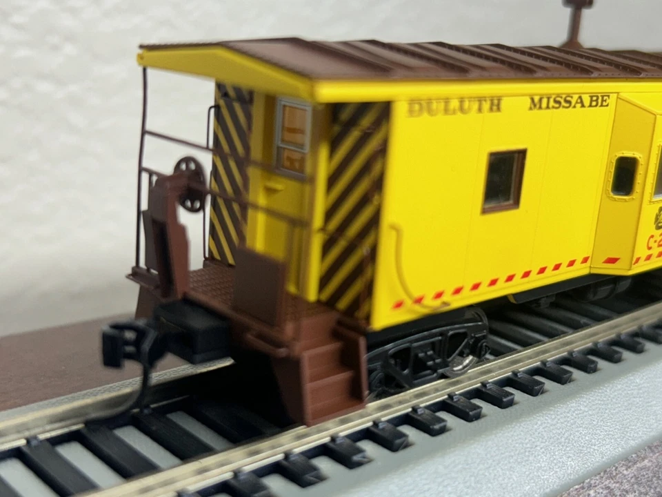 DULUTH MISSABE - DM&IR BAY WINDOW CABOOSE - HO SCALE w/INTERIOR PLATINUM NEW - Image 4 of 4