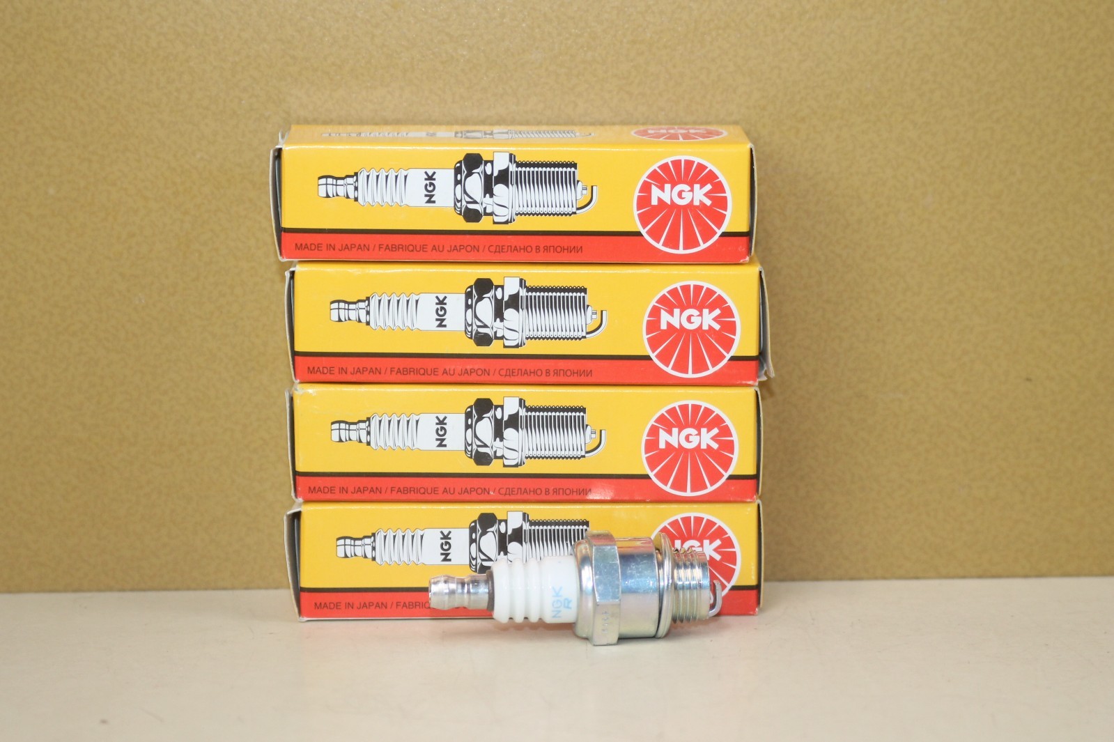 4 NGK Spark Plug 5728 BMR4A NEW
