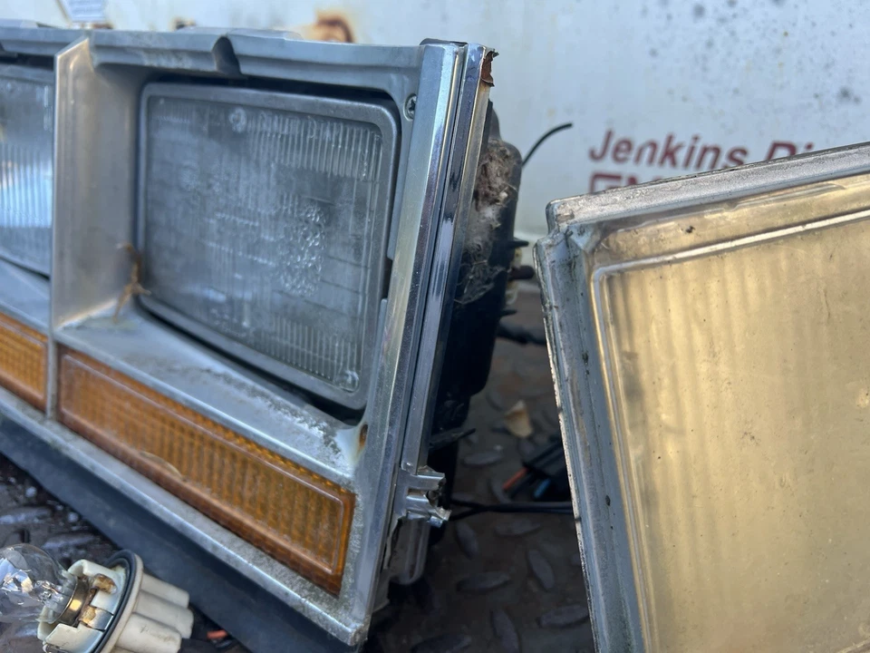 Conjunto de lámpara de faro izquierdo para conductores Cadillac Seville 76-79 OEM Foto 2 de 4