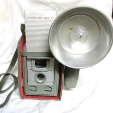 VINTAGE 1950s ANSCO ANSCOFLEX II CAMERA w/FLASH BULB IN HALF CASE