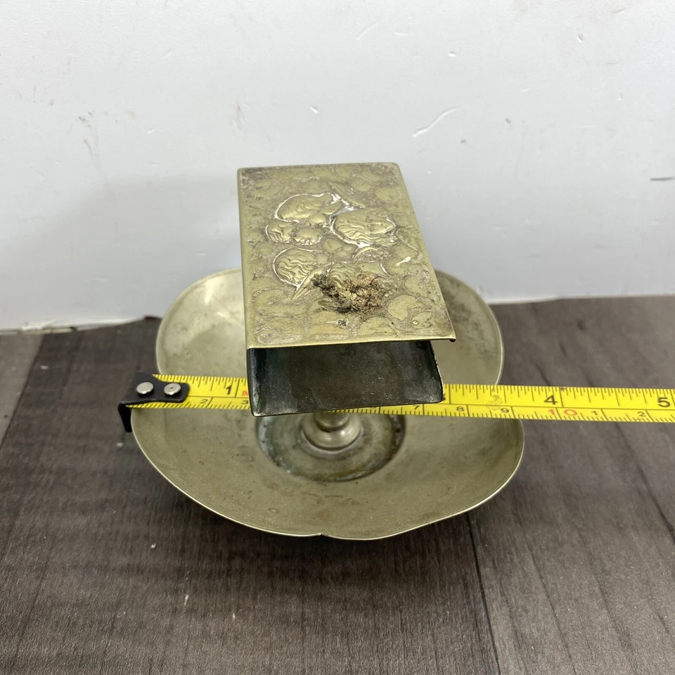 Cenicero y soporte de caja de fósforos antiguo Repousse Putti querubines vintage plato de plata Foto 3 de 4