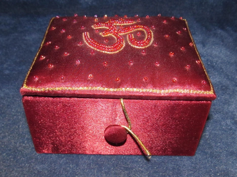 Pequeña Caja de Costura Decorativa Borgoña con Tapa Acolchada, Cuentas y Símbolo Oriental Foto 2 de 4