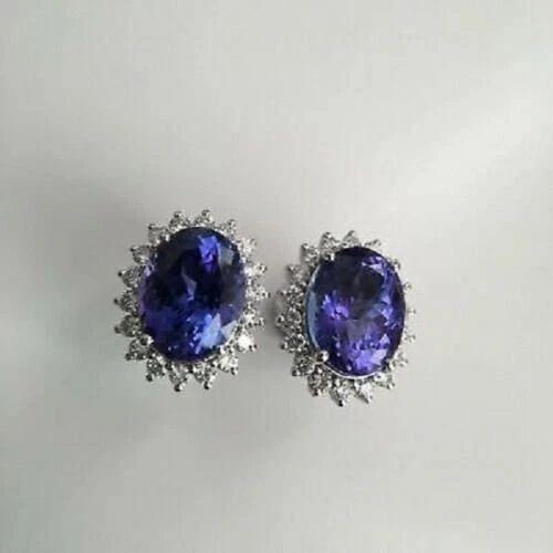 Aretes con halo de tanzanita azul de corte ovalado de 6 quilates creados en laboratorio de oro blanco de 14 quilates Foto 3 de 4