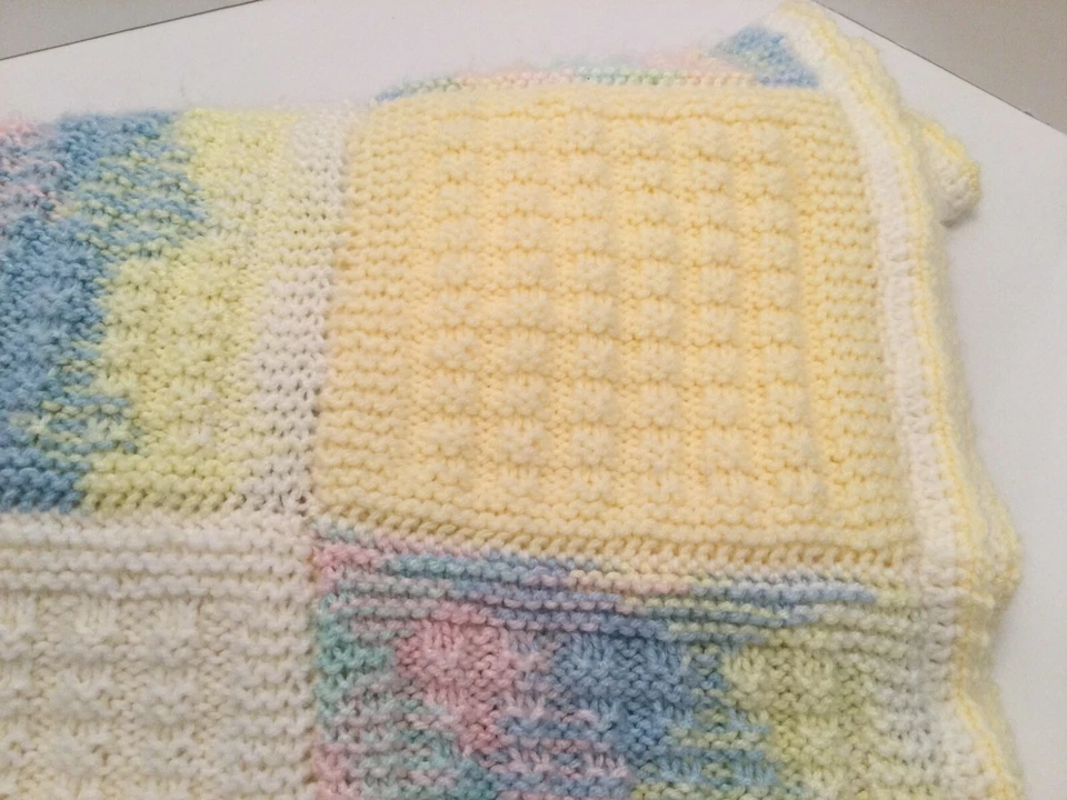 BABY AFGHAN - Malha à mão - Arco-íris/branco/amarelo - 48" X 34" - Máquina de lavar e secar - Imagem 3 de 4