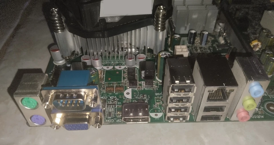 ensemble Carte Mère PC Lenovo MTQ45MK LGA775 + PENTIUM E5700 GHZ + 8GO DDR3 - Photo 2/3