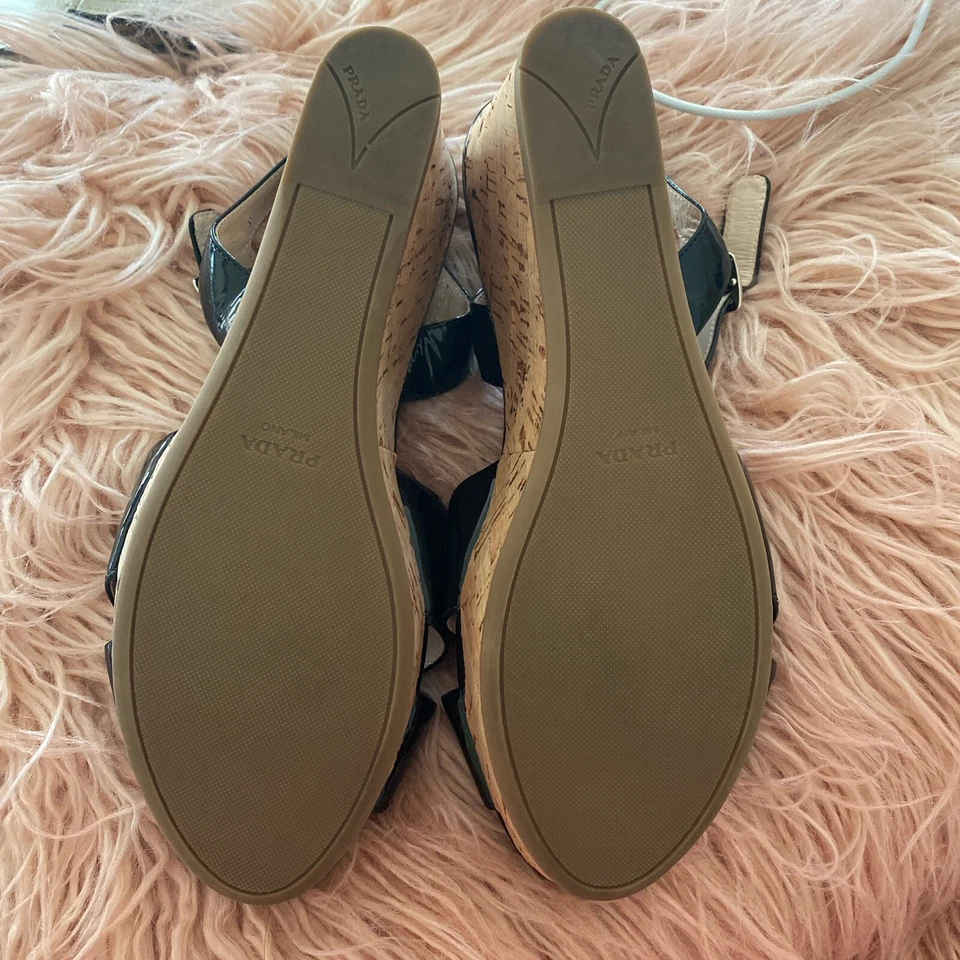 Cuñas Prada sin usar. Increíble estado, sin arañazos. Foto 3 de 3