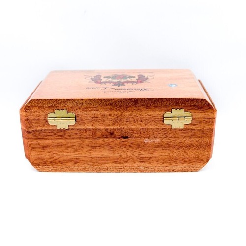 Caja de cigarros de madera Arturto Fuente Between the Lines Reserva Esp 8,25" x 5,5" x 3" - Imagen 7 de 9