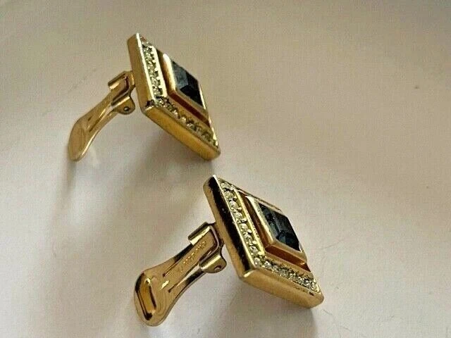 Boucles d'oreilles authentiques vintage Christian Dior entourées de strass bleu clair sur clip