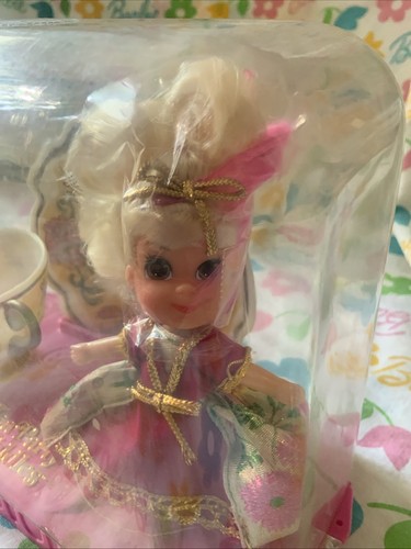 De colección 1969 Mattel TeaParty Kiddles "Lady Crimson" Muñeca Caja Set Tea Party Casi Nuevo - Imagen 8 de 11