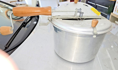 Back to Basics Stove Top Popper 6 qt-Wood Crank-wegihs 32 oz six inches tall x 9