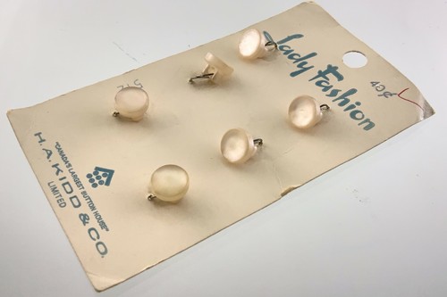 New Old Stock Lot Of 19 Vintage Small Circle Buttons .5in Pearl Pattern 318D - Picture 4 of 9