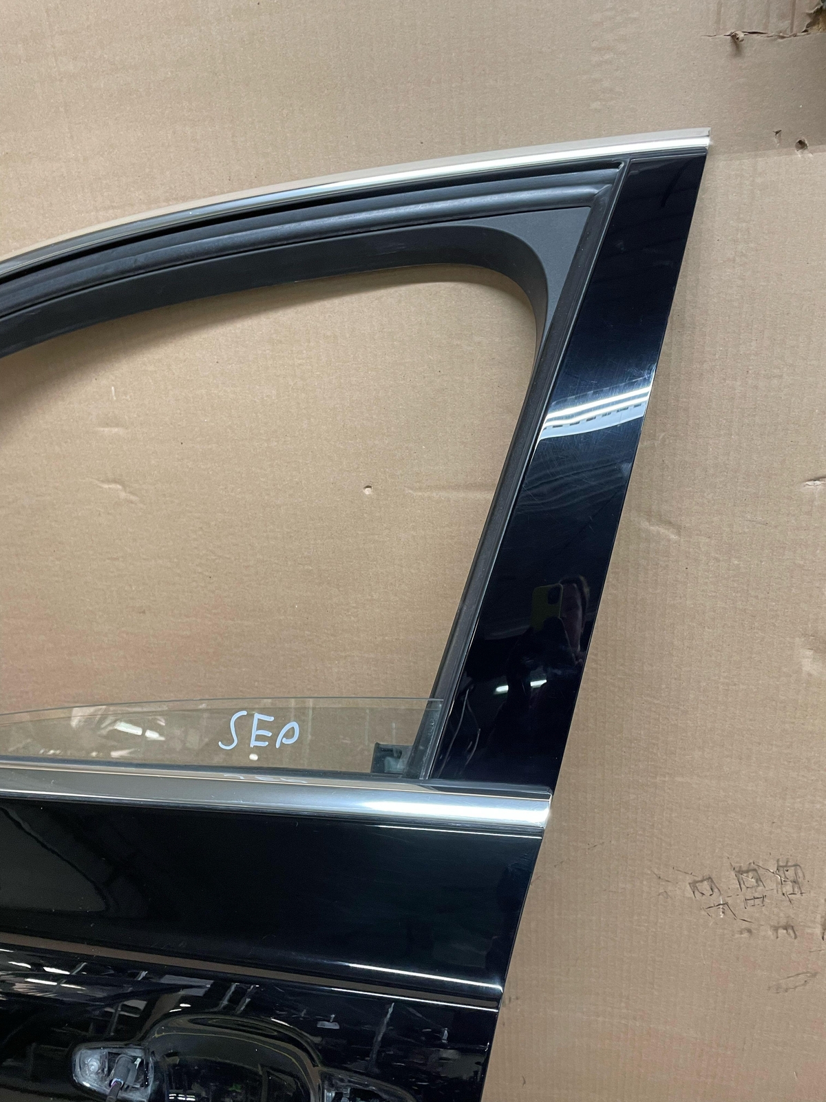 2018 BENTLEY BENTAYGA FRONT LEFT SIDE DOOR W/O MIRROR & HANDLE W/ WINDOW GLASS