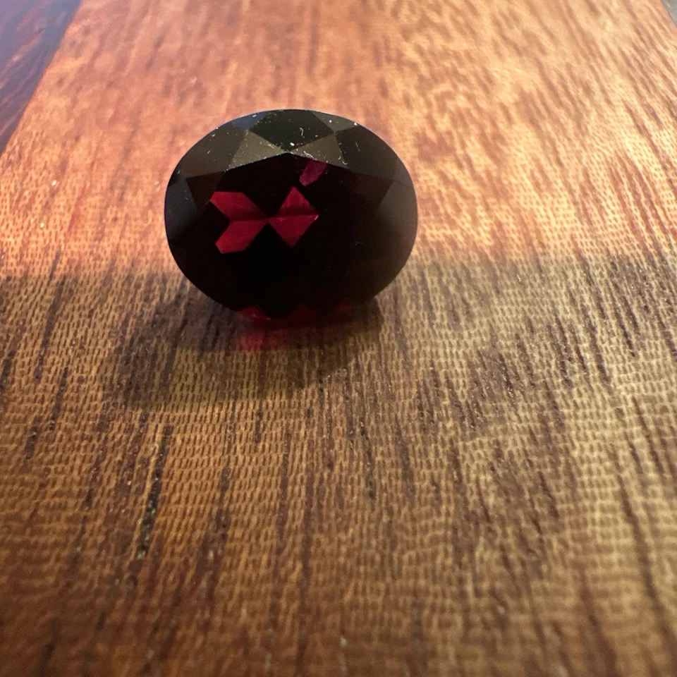 Pedra preciosa solta granada oval escura 4,5 CT - Imagem 3 de 4