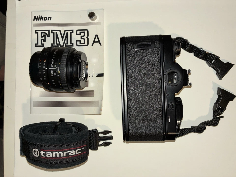 Nikon FM3a negra sin usar con correa y lente 55 mm f/1,8 Foto 3 de 4