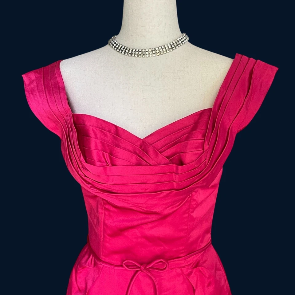 Impresionante Vestido de Cóctel Retro Funda Ajustada Satén Rojo Rosa Ceil Chapman Años 50 De Colección Foto 3 de 4
