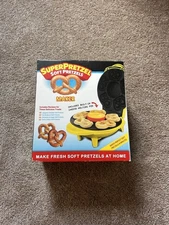 New In Box 2012 Super Pretzelz Soft Pretzels Maker With Cheese Warmer Complete